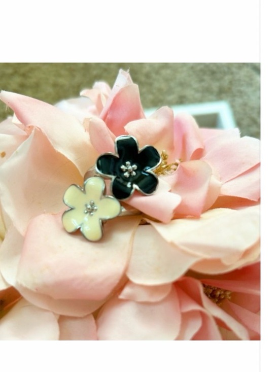 Flower Jewelry - FLOWER RING • Adorable Black & White Enamel & Silver Tone Costume Jewelry Ring